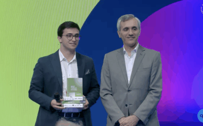Pedro Almeida a receber o Prémio Best Thesis APDC.
